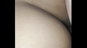 El vecino me solprende en el baño y lo invito a conpañarme