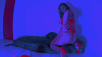 A bruxinha cheia de tesão fez magia erotica para fuder seu bucetão