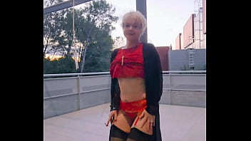 Perite Robe Rouge Porte Jarretelle Au Travail En Mode Sexy thumbnail