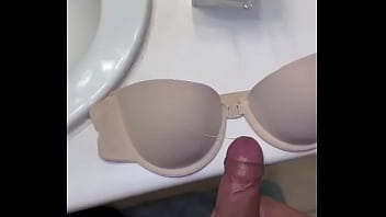 Le Robó El Brasier A Mi Vecina Para Masturbarme Y Llenarlo De Leche thumbnail