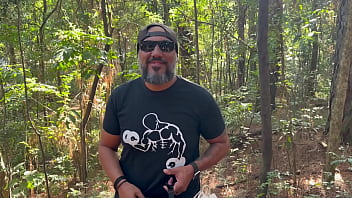 Dentro do mato ela fica peladinha gostosa demais bunda grande e peitinho de ninfetas
