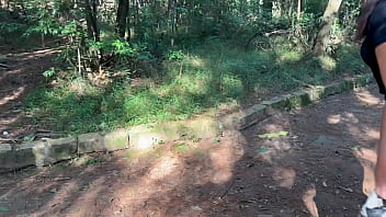 Dentro do mato ela fica peladinha gostosa demais bunda grande e peitinho de ninfetas