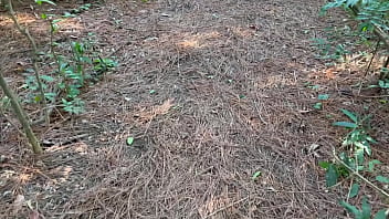 Dentro do mato ela fica peladinha gostosa demais bunda grande e peitinho de ninfetas