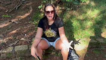 Dentro do mato ela fica peladinha gostosa demais bunda grande e peitinho de ninfetas