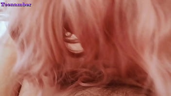 Son colocataire lui baise la chatte