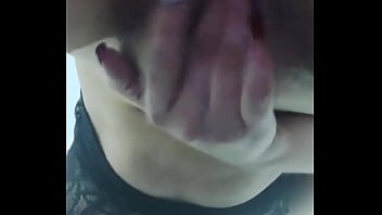 Chica joven metiendose los dedos