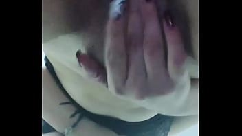 Chica joven metiendose los dedos