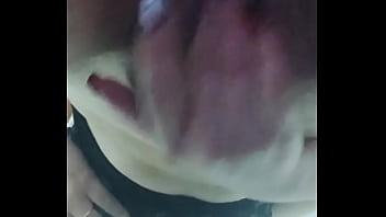 Chica joven metiendose los dedos