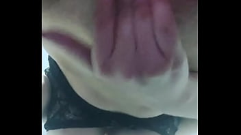 Chica joven metiendose los dedos