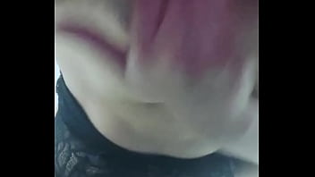 Chica joven metiendose los dedos