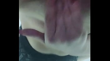 Chica joven metiendose los dedos