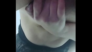 Chica joven metiendose los dedos