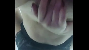 Chica joven metiendose los dedos