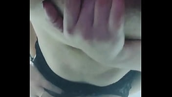 Chica joven metiendose los dedos