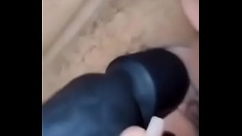 Eu sentei na rola do macho e deixei ele acabar dentro do meu cu