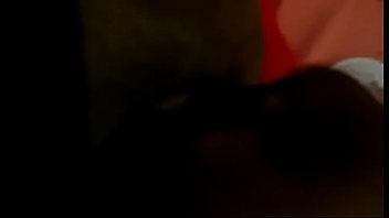 Putinha coroa enfiando banana e gozando