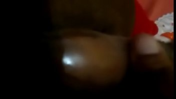 Putinha coroa enfiando banana e gozando