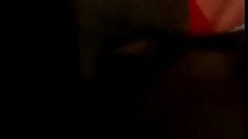 Putinha coroa enfiando banana e gozando