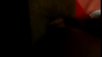 Putinha coroa enfiando banana e gozando