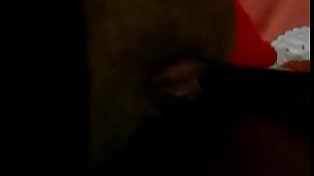 Putinha coroa enfiando banana e gozando