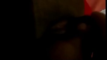 Putinha coroa enfiando banana e gozando