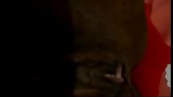 Putinha coroa enfiando banana e gozando