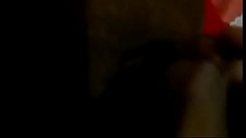 Putinha coroa enfiando banana e gozando