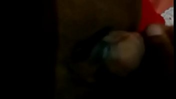 Putinha coroa enfiando banana e gozando