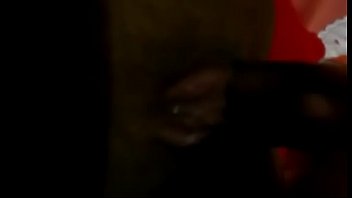 Putinha coroa enfiando banana e gozando