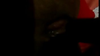 Putinha coroa enfiando banana e gozando