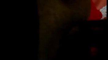 Putinha coroa enfiando banana e gozando