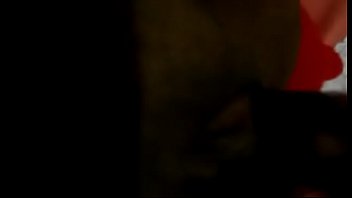 Putinha coroa enfiando banana e gozando