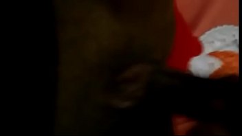 Putinha coroa enfiando banana e gozando