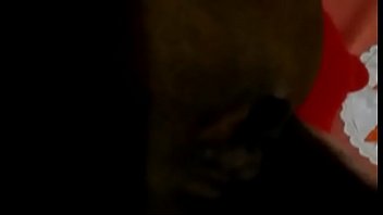 Putinha coroa enfiando banana e gozando