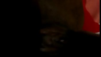 Putinha coroa enfiando banana e gozando