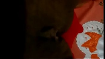 Putinha coroa enfiando banana e gozando