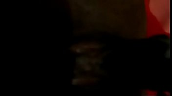 Putinha coroa enfiando banana e gozando