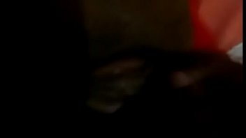 Putinha coroa enfiando banana e gozando