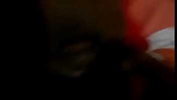 Putinha coroa enfiando banana e gozando