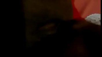 Putinha coroa enfiando banana e gozando