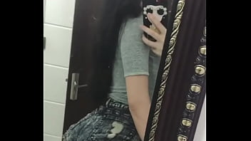 Vợ yêu khoe vòng 3 khủng