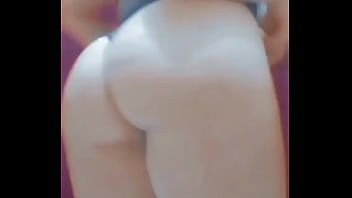 Mostrando a bunda deliciosa para os fãs