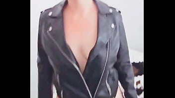 Bonjour mes loulousha oui j'adore le cuir et l effet que sa fait sur moi