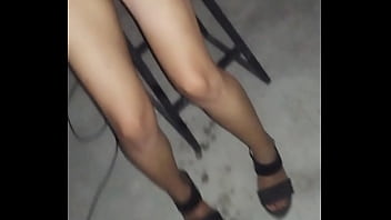 Vuelvo de la fiesta caliente y me masturbo hasta mojar