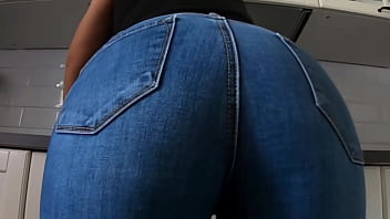 Lega a casa del trabajo y encuentra a la madrastra lavando los platos en la cocina rapidito por detrás con una gran corrida