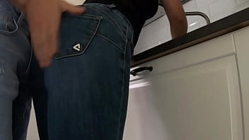 Lega a casa del trabajo y encuentra a la madrastra lavando los platos en la cocina rapidito por detrás con una gran corrida