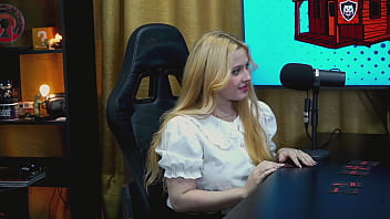 Viamms amiga da martina oliveira chegou chegando no pápum ficou de quatro empinando o rabão o ruan ficou com muito tesão pápum no barraco