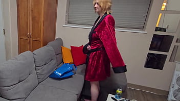 Horny homeowner couldn't pay electrician she offers a different form of payment