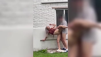 Nos gana la calentura despues de un par de copas y terminamos follando de pie al aire libre en medio de las casas