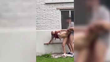 Nos gana la calentura despues de un par de copas y terminamos follando de pie al aire libre en medio de las casas